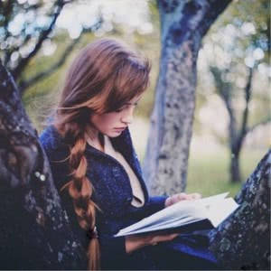 正在看书的女生头像 清新有气质看书的微信头像女